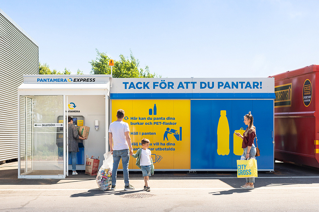 Människor köar för att panta
